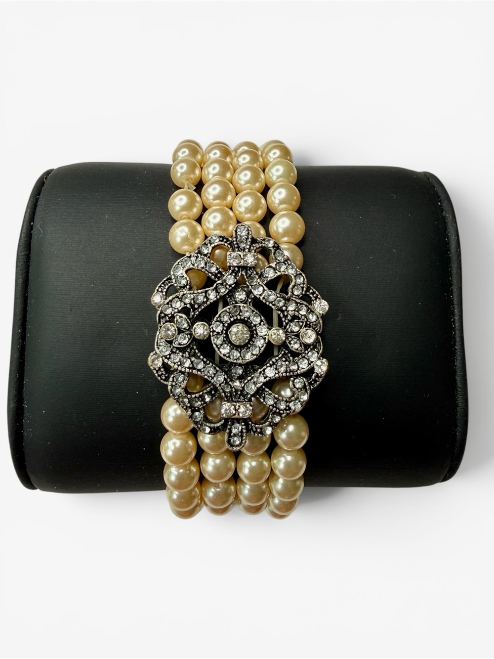 Vintage Faux Pearl Stretch Bracelet w/ Ornate Rhinestone Centerpiece - Picture 10 of 11